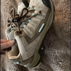 Columbia Womens hiking boots- worn once.